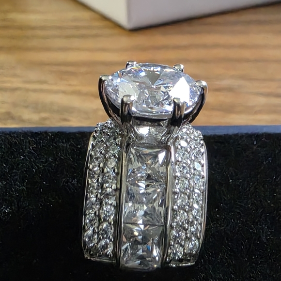 Sparkling Silver and White Diamond Like Ring - Picture 8 of 11